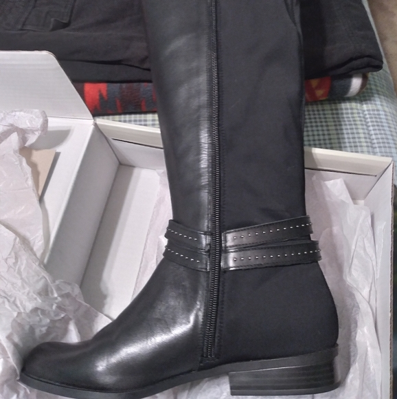 Boots - Picture 3 of 7